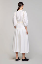 Langärmeliges Weißes Hochzeitsgastkleid mit hohem Ausschnitt und Schleife